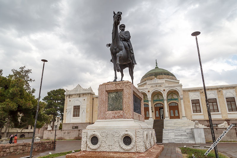 Atlı Atatürk Anıtı