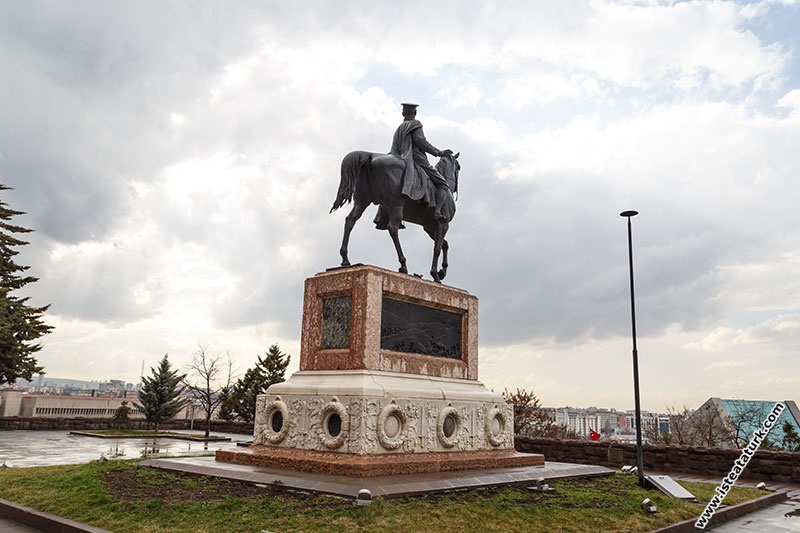 Atlı Atatürk Anıtı