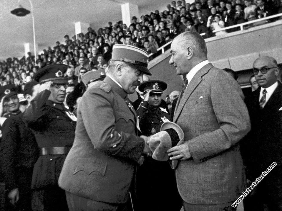 Atatürk, Gençlik ve Spor Bayramı'nda şeref tribüni...