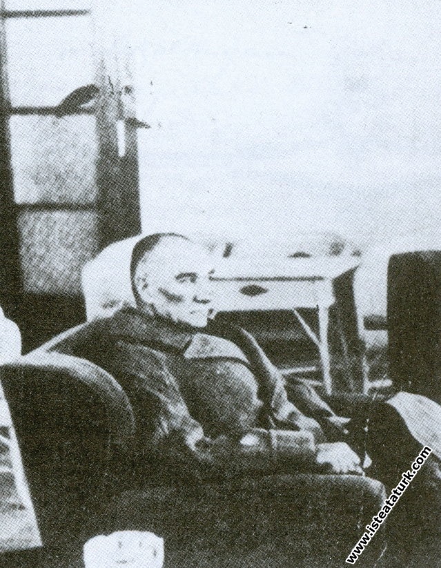 Atatürk Çubuk Barajı'nın müdürlük dairesinde istir...