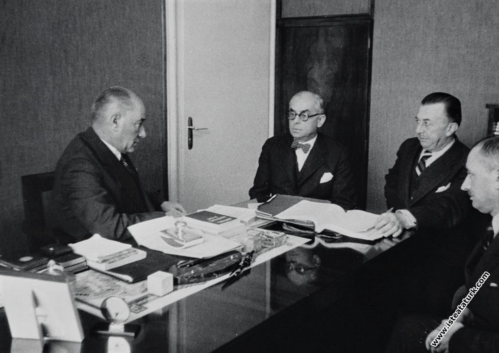 Atatürk İçişleri Bakanlığındaki bir toplantıda. (1...
