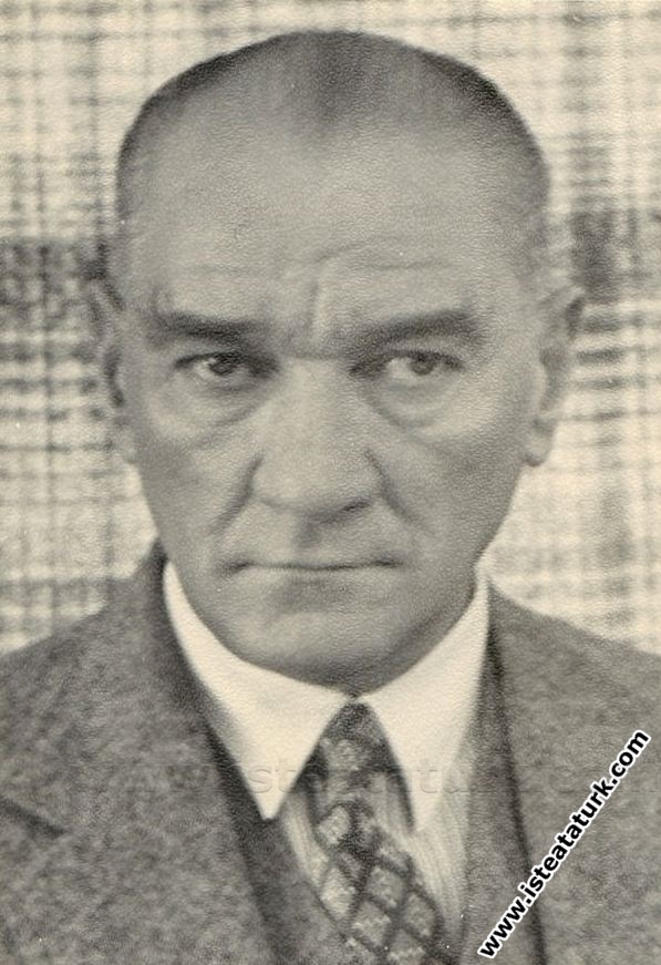 Atatürk Florya Deniz Köşkü kütüphanesinde. (1937)...