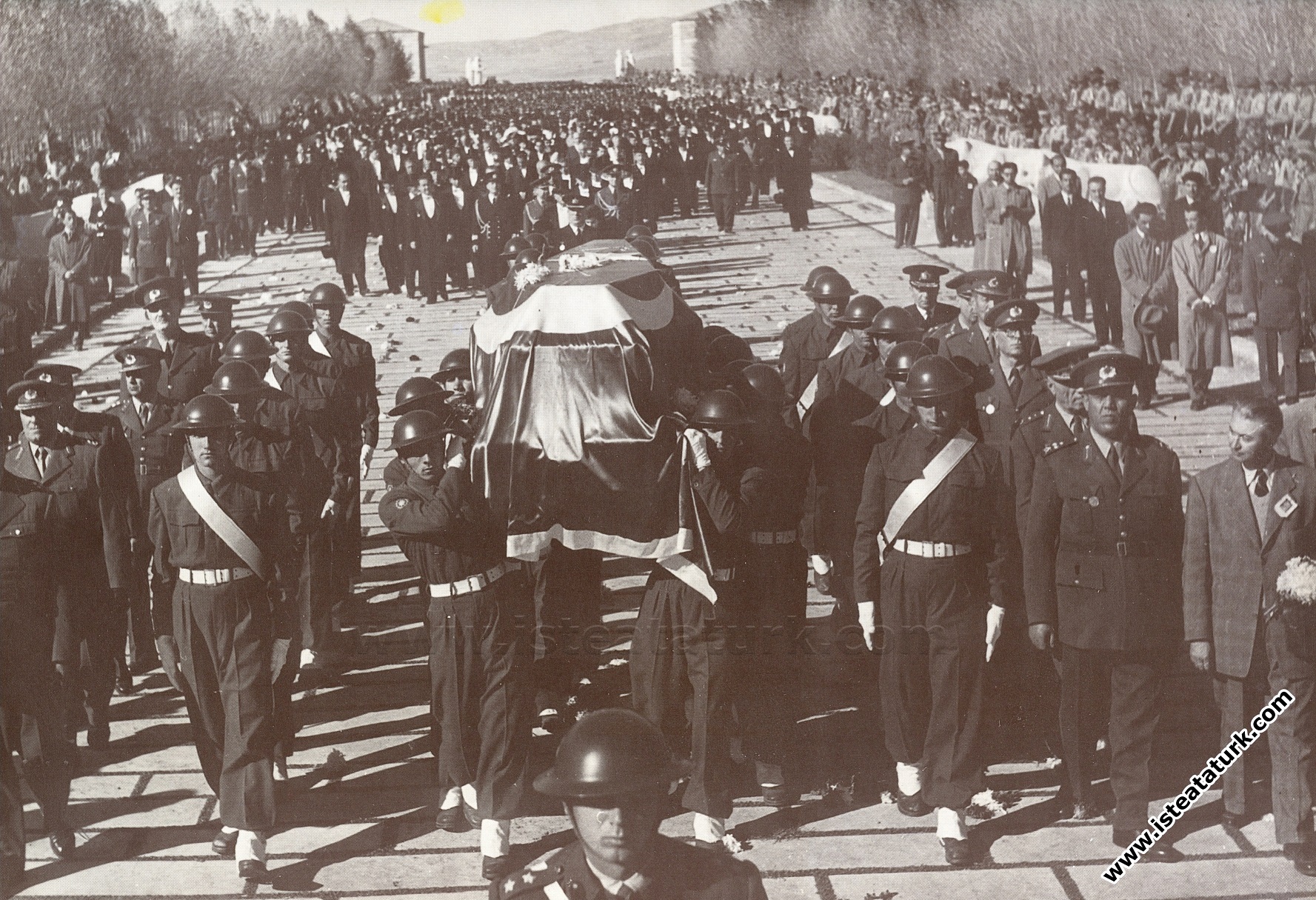 Atatürk'ün cenazesi Anıtkabir Aslanlı Yolda, asker...