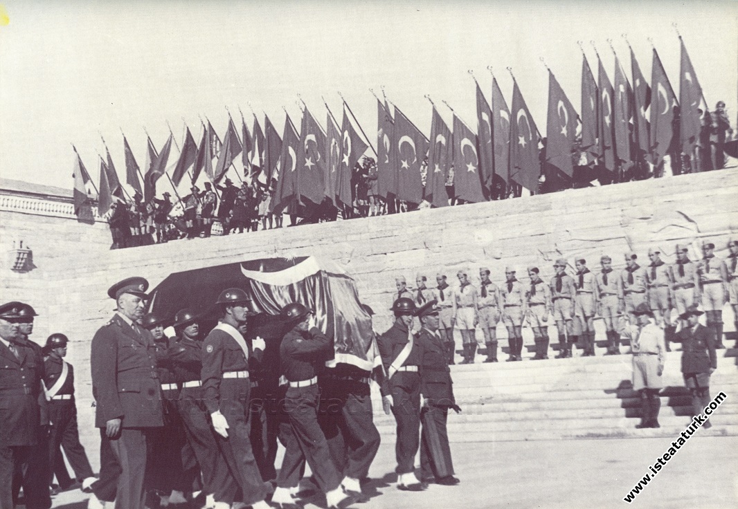 Atatürk'ün cenazesi Anıtkabir Tören Meydanı'nda as...