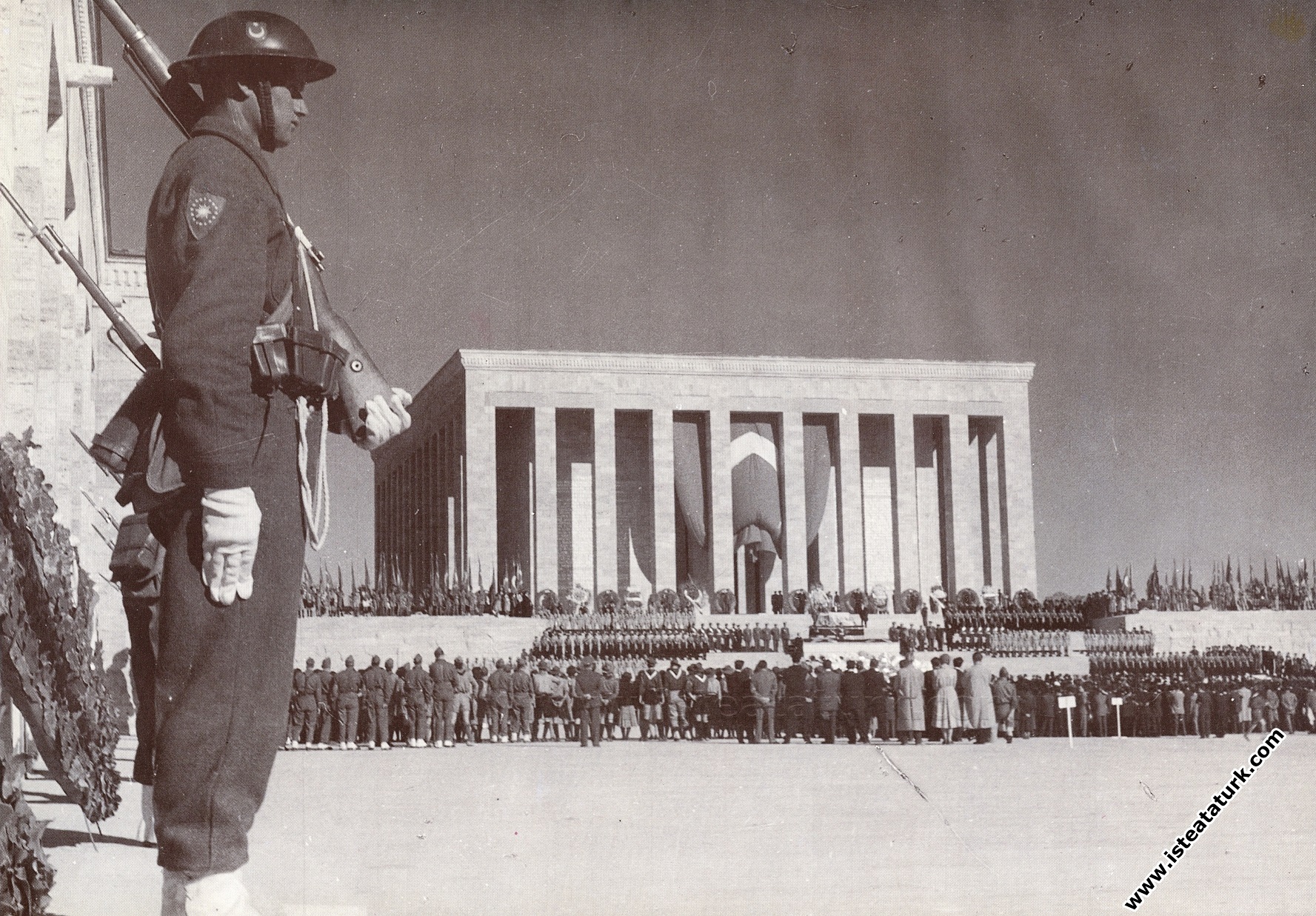 Atatürk'ün cenazesi Anıtkabir'de. (10.11.1953) ...