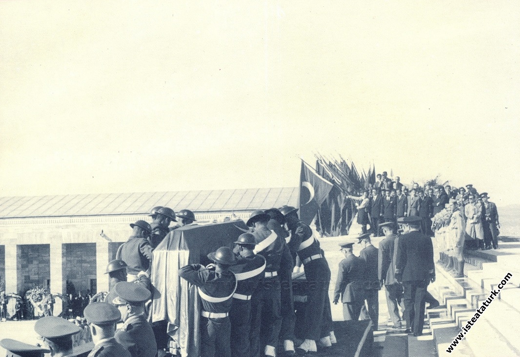 Atatürk'ün cenazesi Anıtkabir'de Hitabet Kürsüsünd...