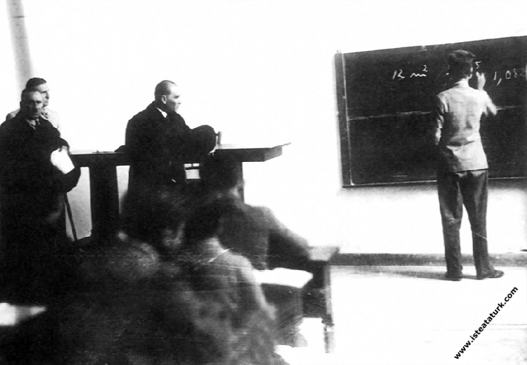 Mustafa Kemal Atatürk İzmir Atatürk Lisesi'nde matematik dersinde. (01.02.1931)