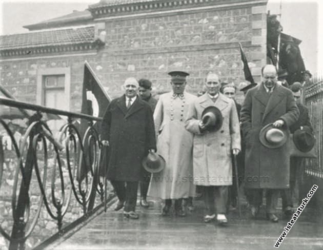 Mustafa Kemal Atatürk Aydın gezisinde incelemelerd...