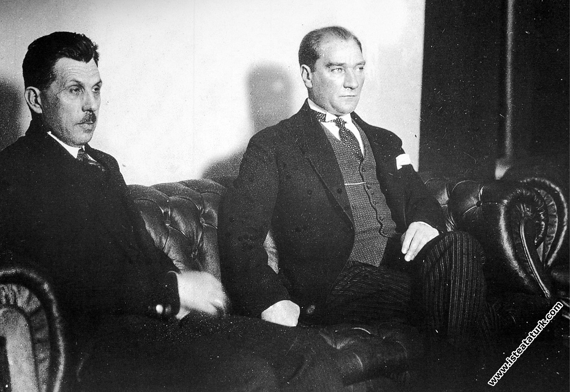 Mustafa Kemal Atatürk Fethiye'de Kazım Özalp ile b...