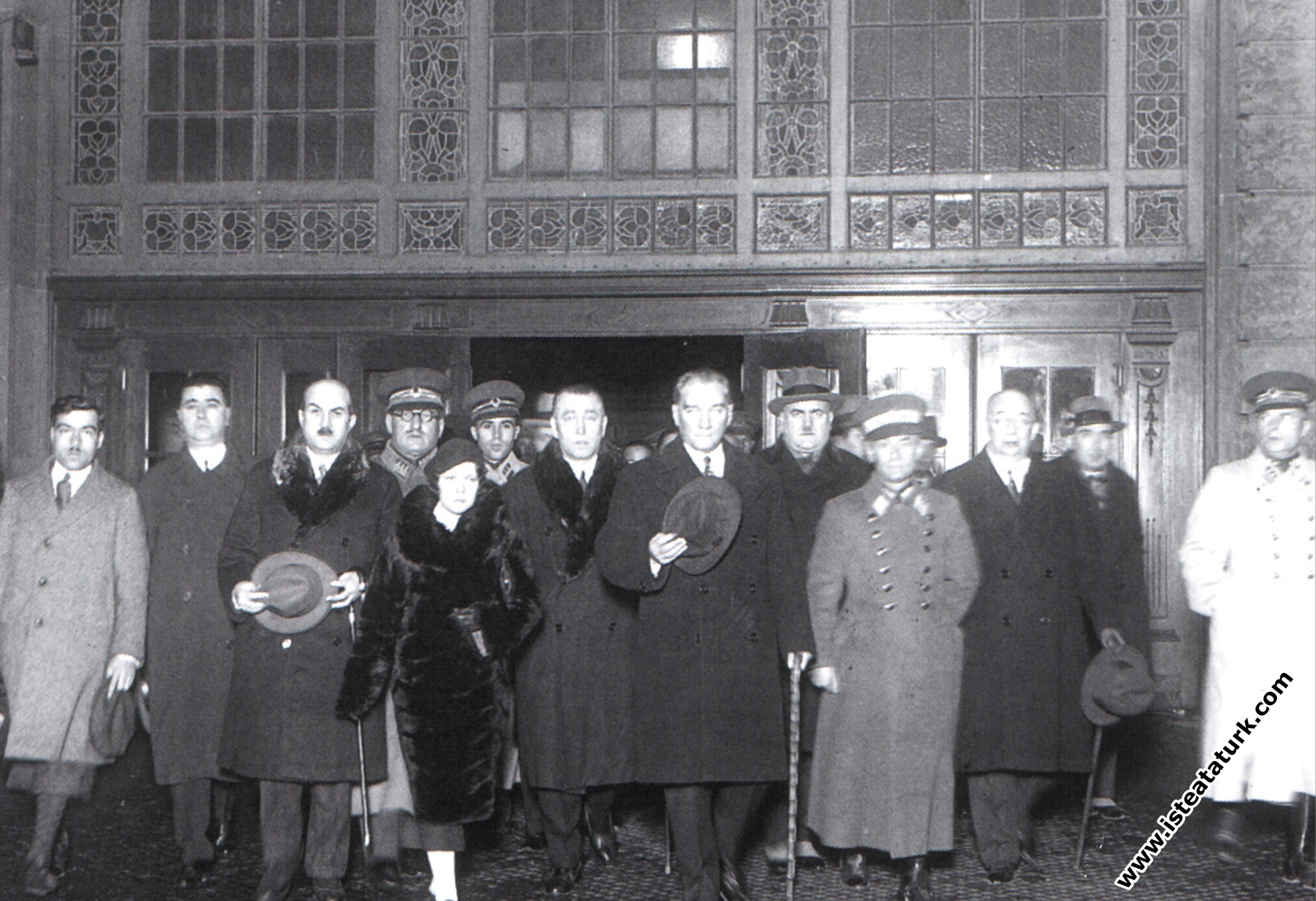 Atatürk İstanbul'dan Ankara'ya uğurlanırken Haydarpaşa İstasyonu'nda. (04.03.1932)