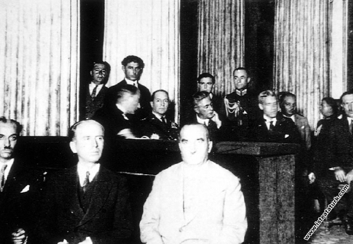 Mustafa Kemal Atatürk Amerikan Genelkurmay Başkanı Mc. Arthur ile Dil Kurultayı'nda. (27.09.1932)