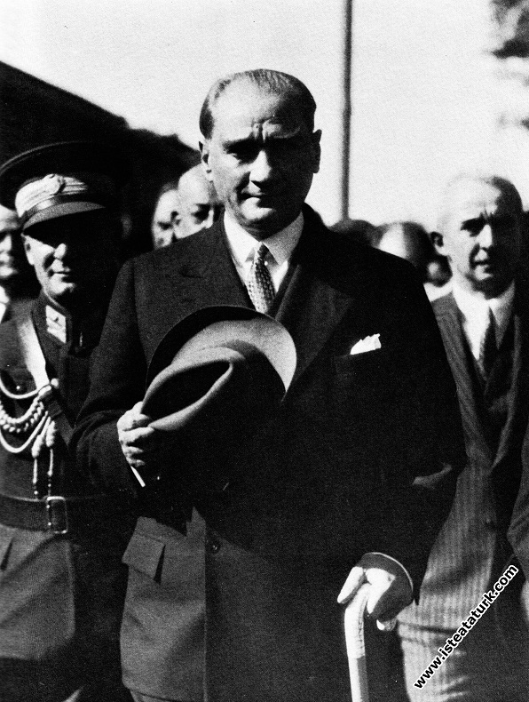 Atatürk'ün Ankara İstasyonu'nda karşılanışı. (23.1...