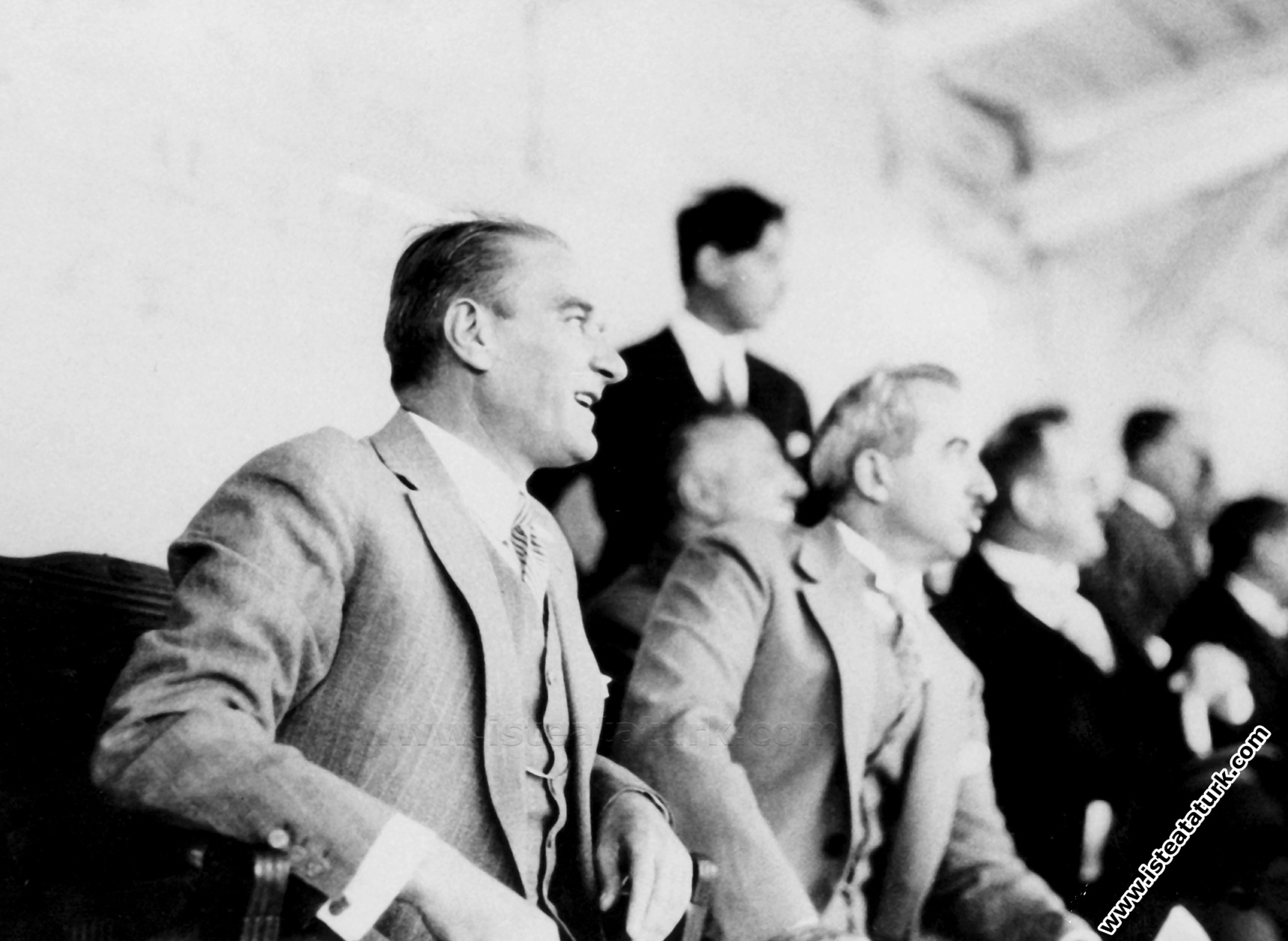 Atatürk Başbakan İsmet İnönü'yle Ankara’da II. Gazi Koşusu’nda. (10.06.1927)