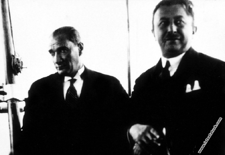 Mustafa Kemal Atatürk İstanbul'a gelişinde Ertuğrul Yatı'nda güvertede, Şükrü Kaya ile birlikte. (01.07.1927)