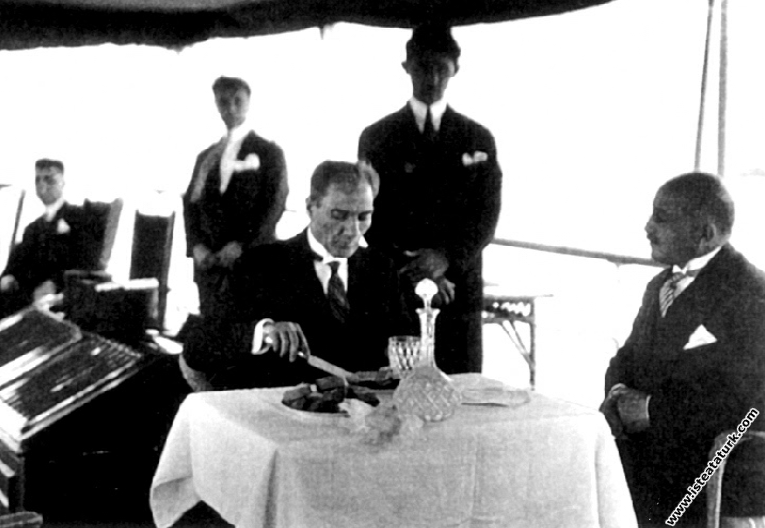 Mustafa Kemal Atatürk İstanbul'a gelişinde, Ertuğr...