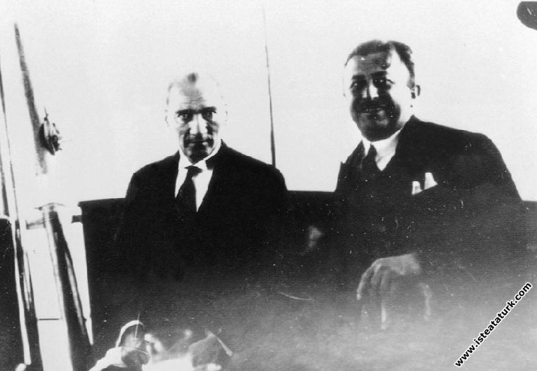 Mustafa Kemal Atatürk İstanbul'a gelişinde Ertuğrul Yatı'nda güvertede, Şükrü Kaya ile birlikte. (01.07.1927)