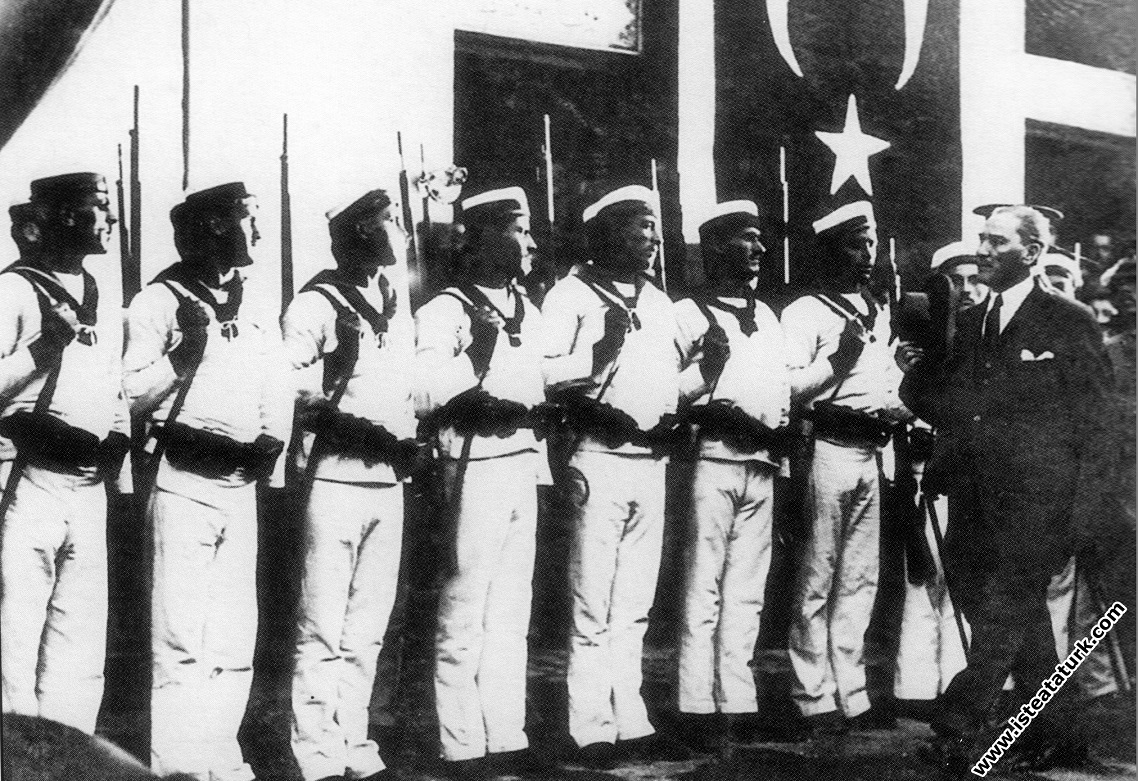 Mustafa Kemal Atatürk Dolmabahçe Sarayı girişinde....