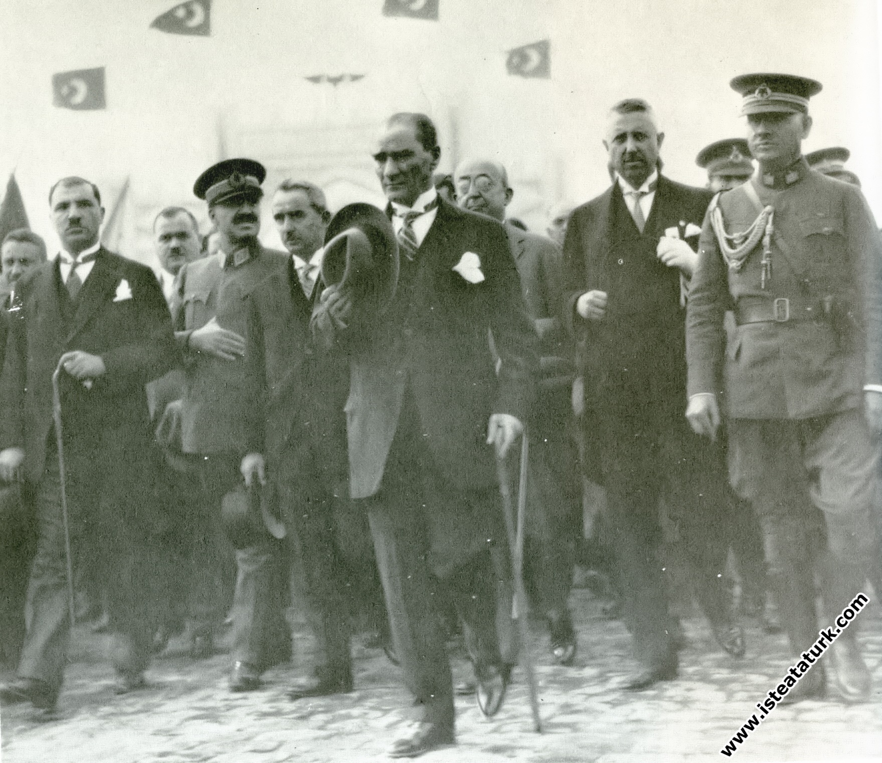 Mustafa Kemal Atatürk İstanbul dönüşü Ankara'da. (10.10.1927)