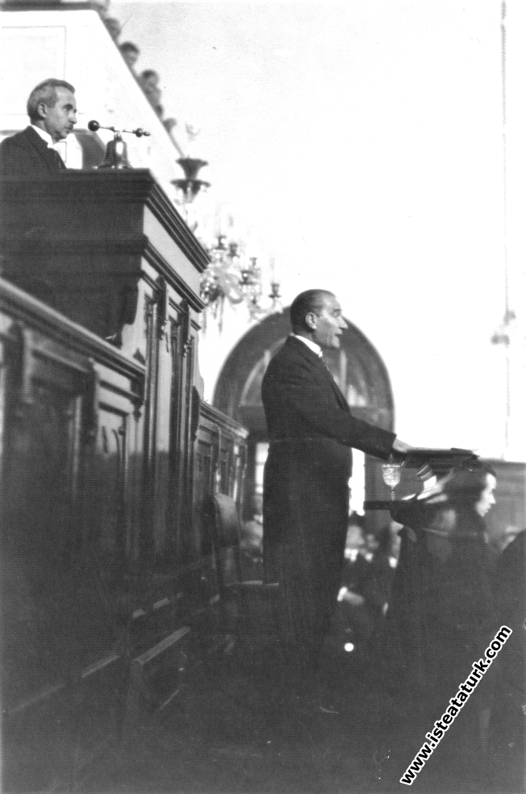 Mustafa Kemal Atatürk Cumhuriyet Halk Partisi’nin II. Büyük Kongresi’nde Büyük Nutku'nu okurken. (15.10.1927)