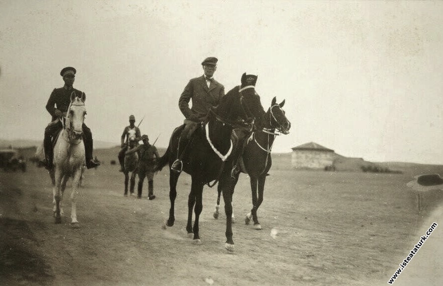 Mustafa Kemal Atatürk Çankaya civarında bir at gez...