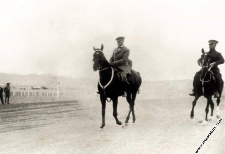 Mustafa Kemal Atatürk Çankaya civarında bir at gez...