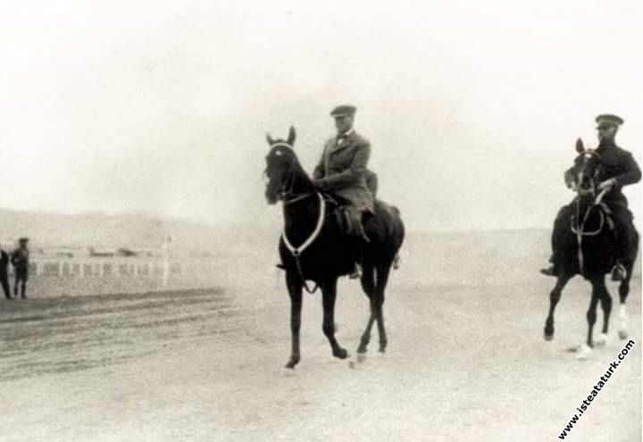 Mustafa Kemal Atatürk Çankaya civarında bir at gezintisinde. (11.11.1927)