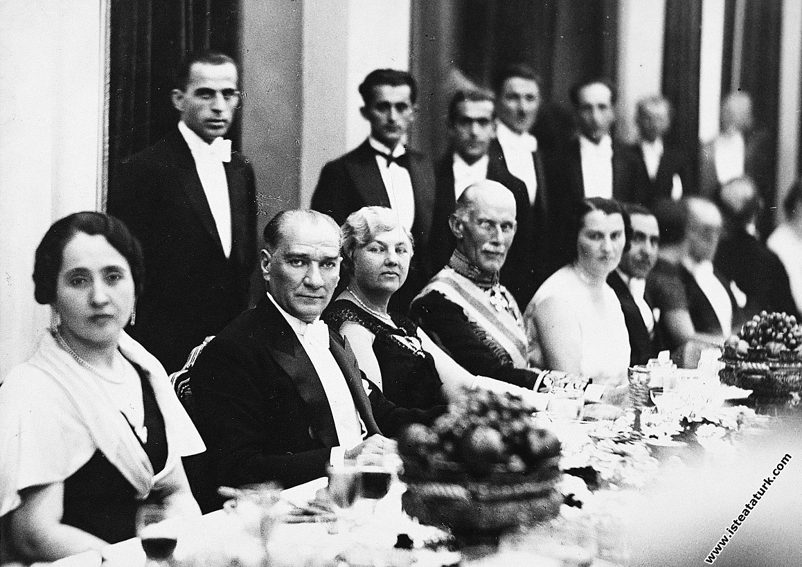 Türkiye Tarafından Türkiye Cumhurbaşkanı Mustafa Kemal Atatürk ve Türkiye Başbakanı İsmet İnönü, SSCB Tarafından SSCB’nin Türkiye’deki Büyükelçisi Y. Z. Surits’in katıldığı diplomatik yemek. (07.11.1927)