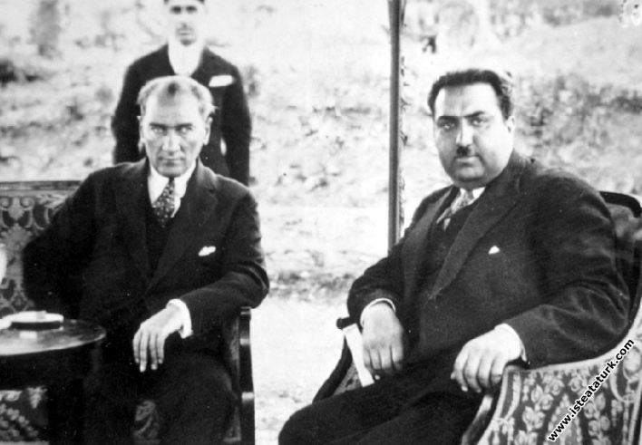 Mustafa Kemal Atatürk Afganistan'da krallık görevinden uzaklaştırıldıktan sonra Avrupa'da yaşayan Afganistan eski Kralı Amanullah Han'ın özel ziyareti sırasında. (27.07.1933) 