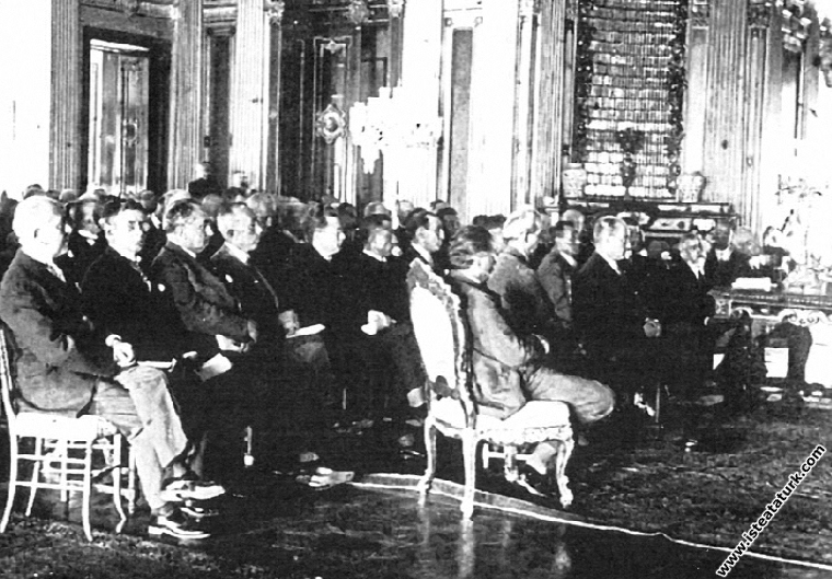 Mustafa Kemal Atatürk Dolmabahçe Sarayı'nda, İsmet...