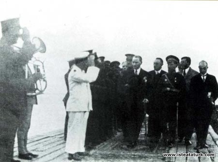 Mustafa Kemal Atatürk'ün Samsun Rıhtımı’nda karşıl...