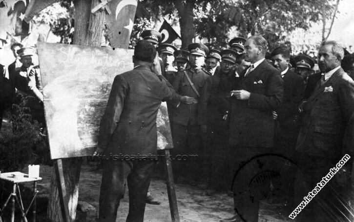Mustafa Kemal Atatürk CHP parti binasının önünde k...
