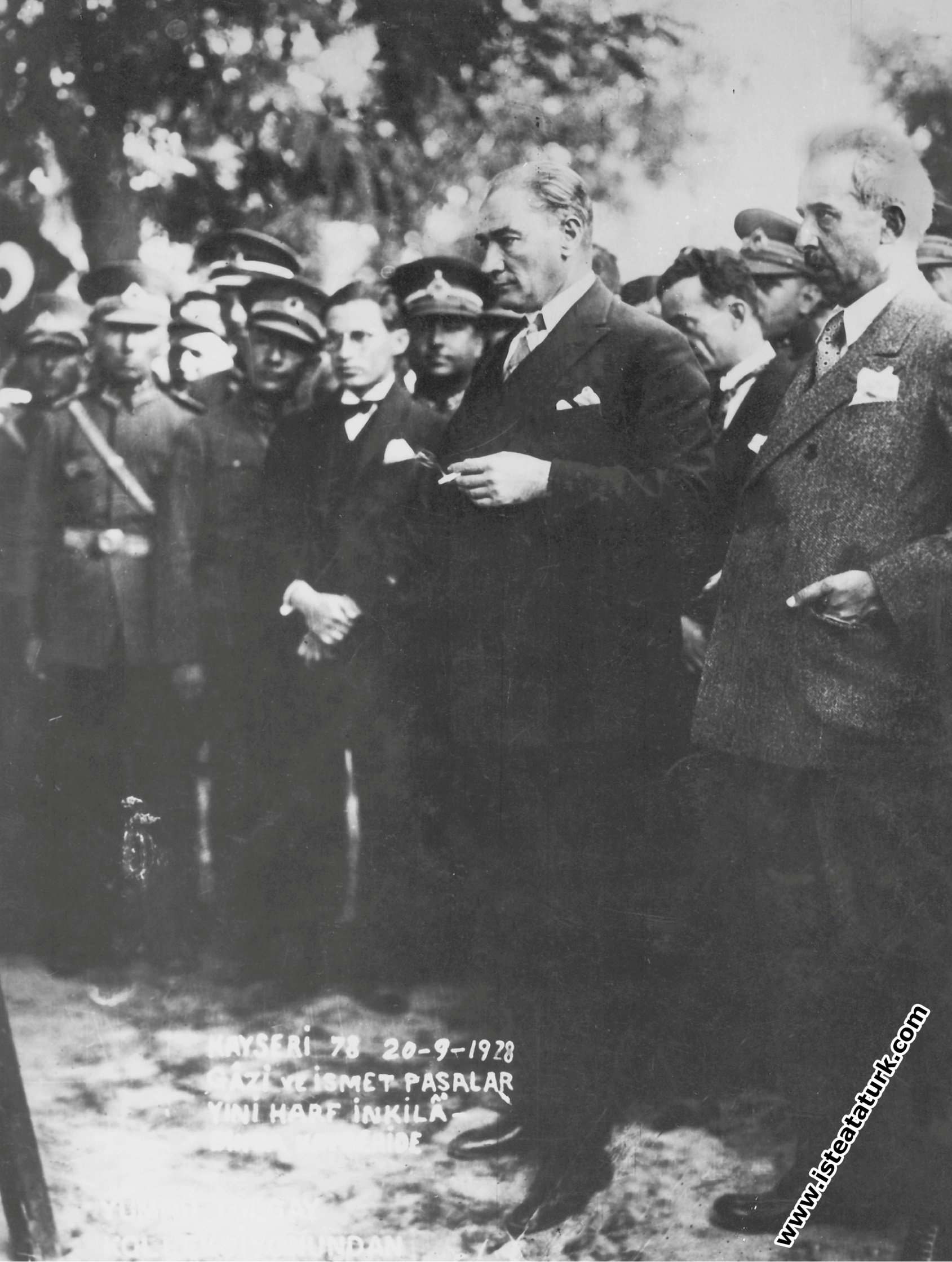 Mustafa Kemal Atatürk Kayseri'de kara tahta başınd...