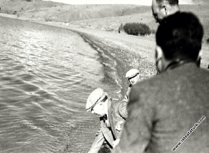 Atatürk Doğu Anadolu Gezisinde, Malatya'dan Diyarbakır'a giderken mola verilen Hazar Gölü kıyısında incelemelerde bulunuyor. (14.11.1937)