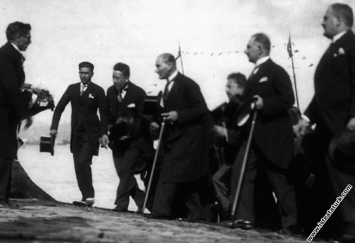 Mustafa Kemal Atatürk Dolmabahçe Rıhtımı'na ayak b...