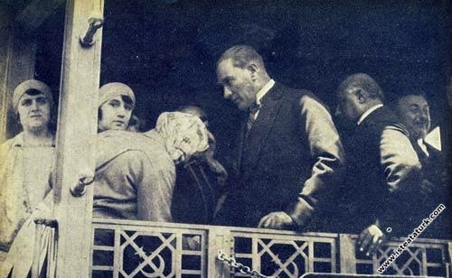 Mustafa Kemal Atatürk İzmit'te kadın dernekleri üy...