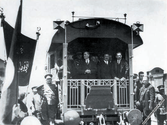 Mustafa Kemal Atatürk İstanbul'a gelirken İzmit Ga...