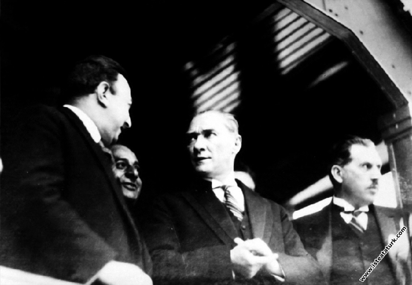 Mustafa Kemal Atatürk İstanbul'a gelirken İzmit Ga...