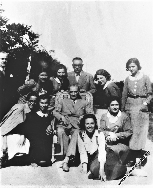 Mustafa Kemal Atatürk Modern Türk kızlarımızla Gazi Orman Çiftliği'nde, Ankara Kız Lisesi öğrencileri ile. (10.05.1935)