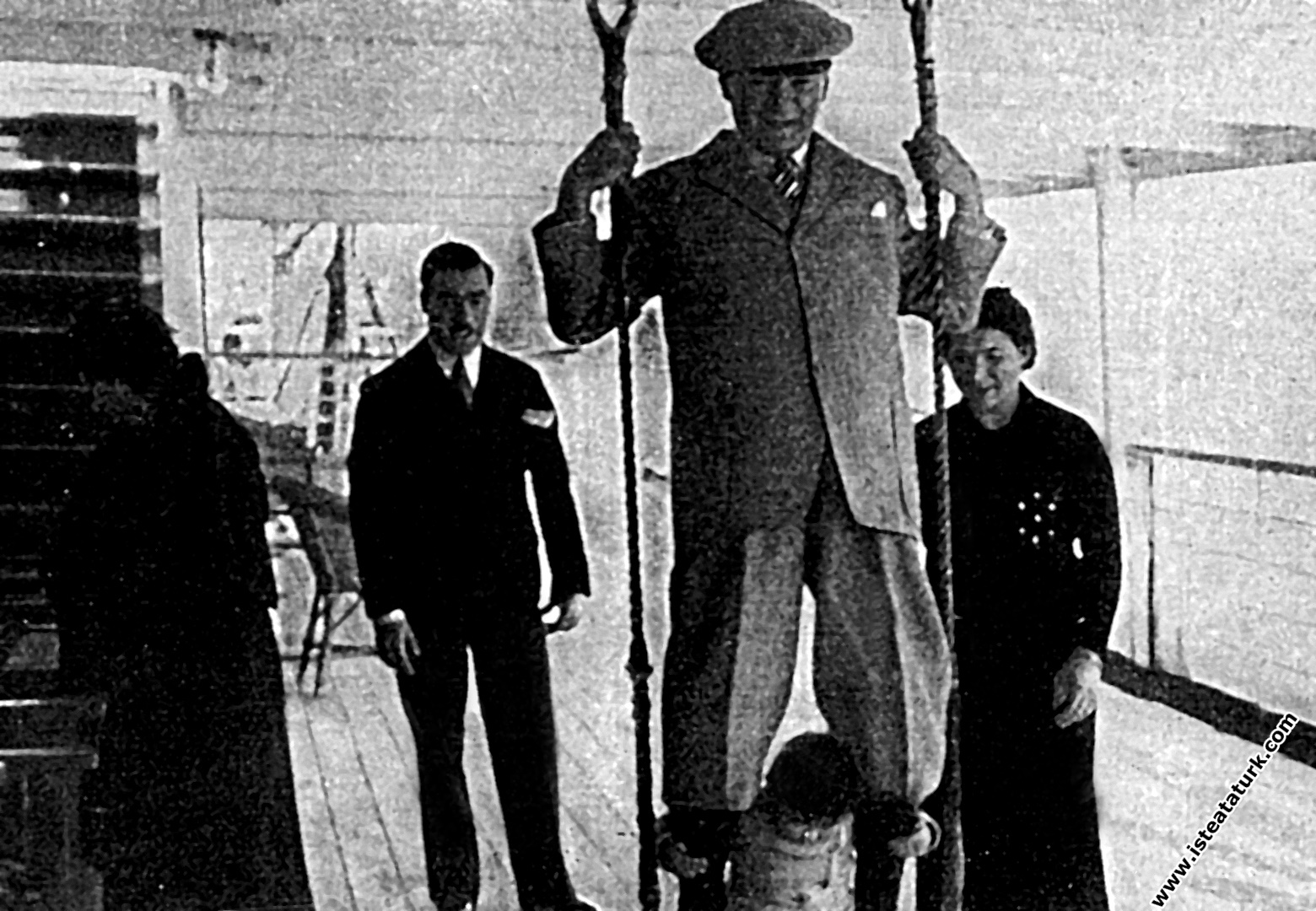 Mustafa Kemal Atatürk Ege Vapuru'nda manevi kızı Ülkü Adatepe ile salıncakta sallanırken. (17.02.1935)