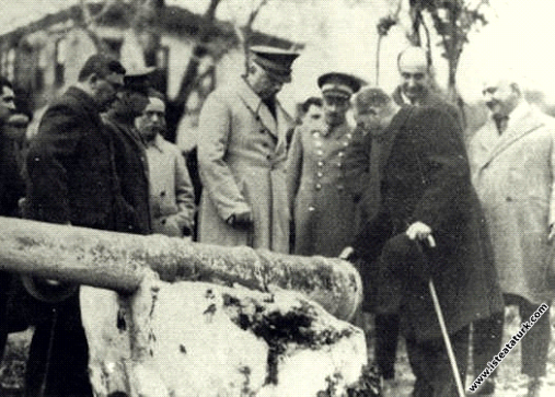 Mustafa Kemal Atatürk Antalya'da tarihi topu incel...