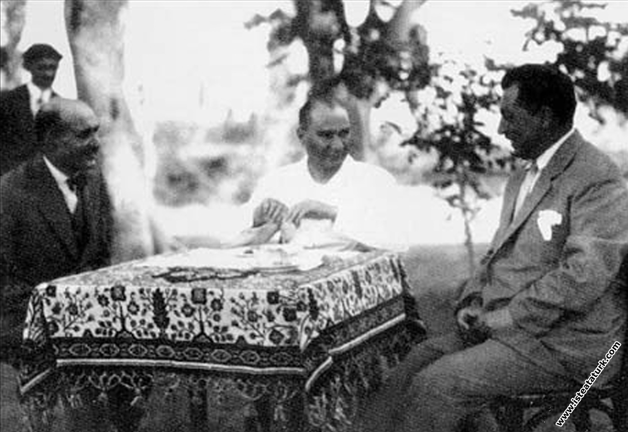 Mustafa Kemal Atatürk Yalova'da çiftliğinde. (25.0...