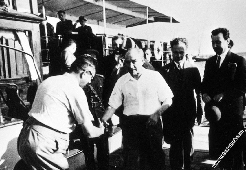 Mustafa Kemal Atatürk'ün Florya Deniz Köşk'ü inşaatını denetlemeye gelişi. (01.06.1935)