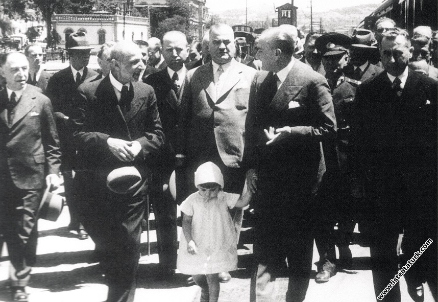 Mustafa Kemal Atatürk'ün Haydarpaşa Garı'nda karşı...