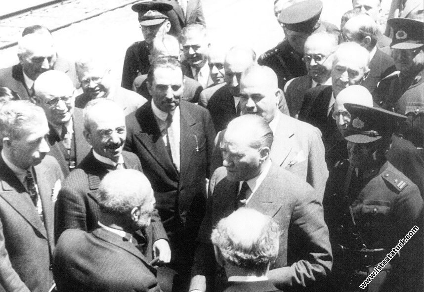 Mustafa Kemal Atatürk Haydarpaşa Garı'nda Dil Bili...