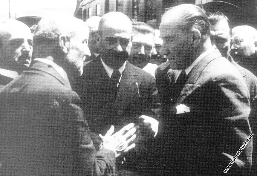 Mustafa Kemal Atatürk Haydarpaşa Garı'nda Dil Bili...