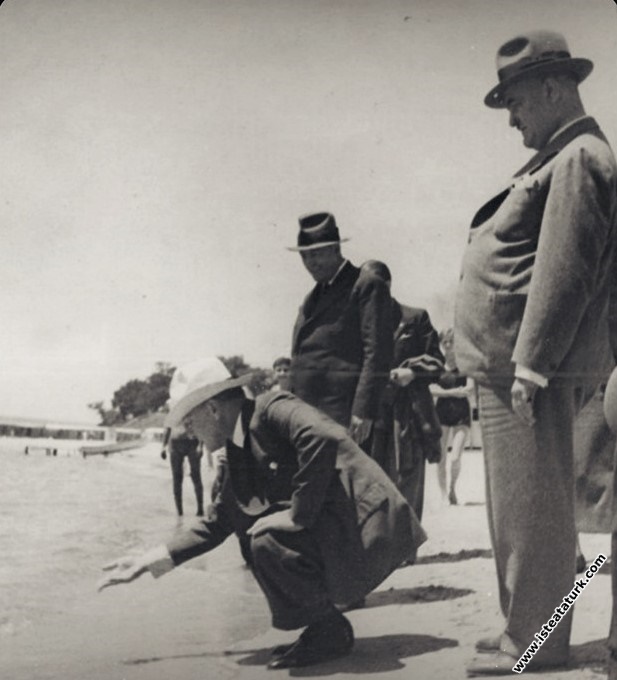 Mustafa Kemal Atatürk Florya'da sahilde denizin sı...