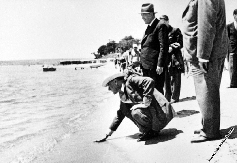 Mustafa Kemal Atatürk Florya'da sahilde denizin sı...