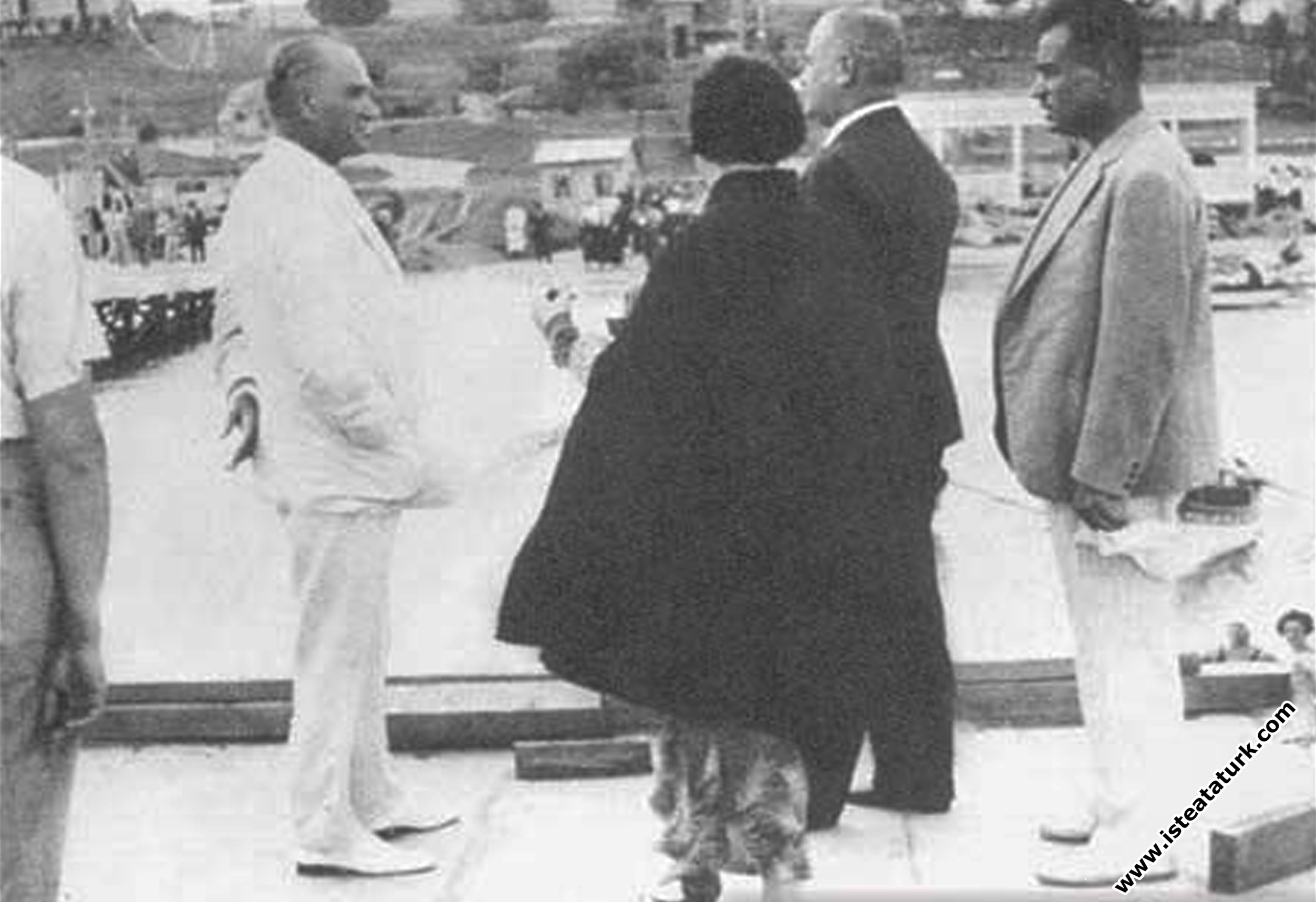 Mustafa Kemal Atatürk, Kılıç Ali, Salih Bozok ve Afet İnan'la Florya'da. (07.1935)