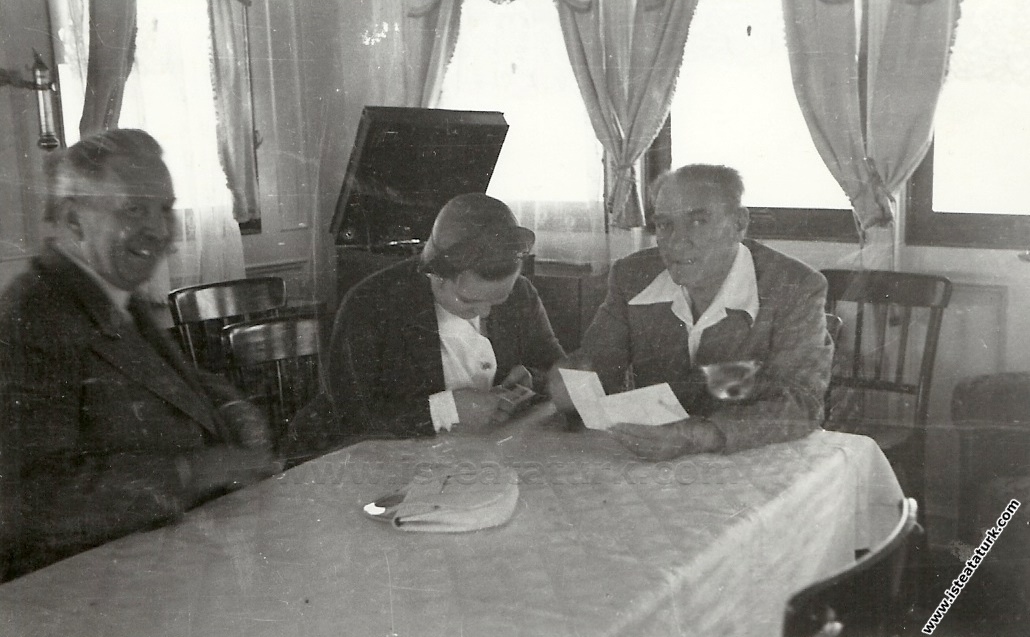 Mustafa Kemal Atatürk Ertuğrul Yatı'nda, Afet İnan...
