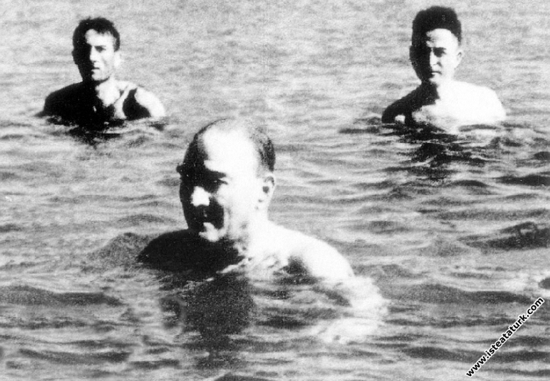 Mustafa Kemal Atatürk Florya’da denizde yüzerken, ...